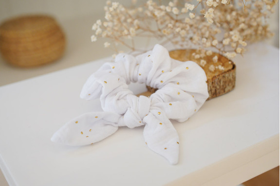 scrunchie bow Ivy White with gold polka dots