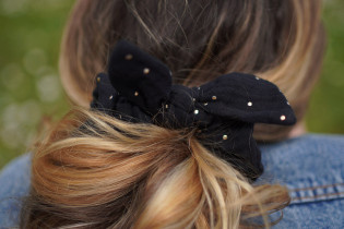 scrunchie bow Ivy Black with gold polka dots 2