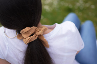 scrunchie bow Ivy Camel with gold polka dots 2