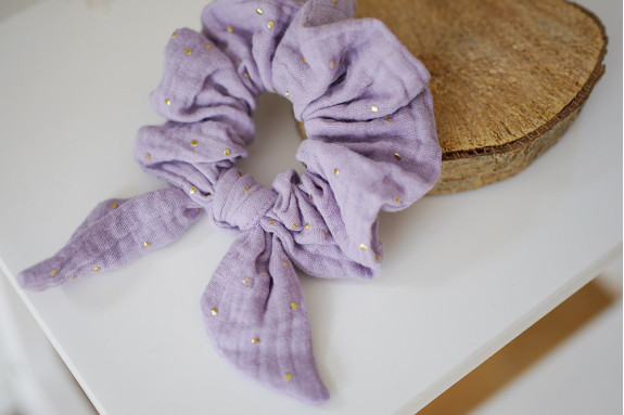 scrunchie bow Ivy Lilac with gold polka dots