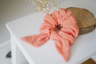 scrunchie bow Ivy Coral with gold polka dots