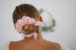 scrunchie bow Ivy Rose Tea with gold polka dots 2