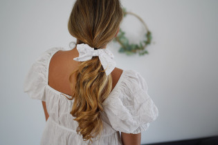 scrunchie bow Ivy White with gold polka dots 2