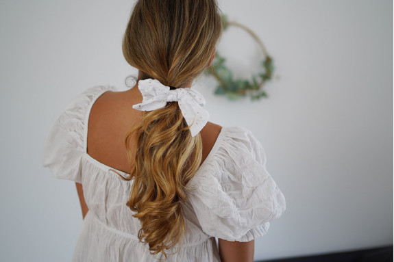 Chouchou Noeud Ivy Blanc à pois dorés