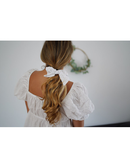 scrunchie bow Ivy White with gold polka dots