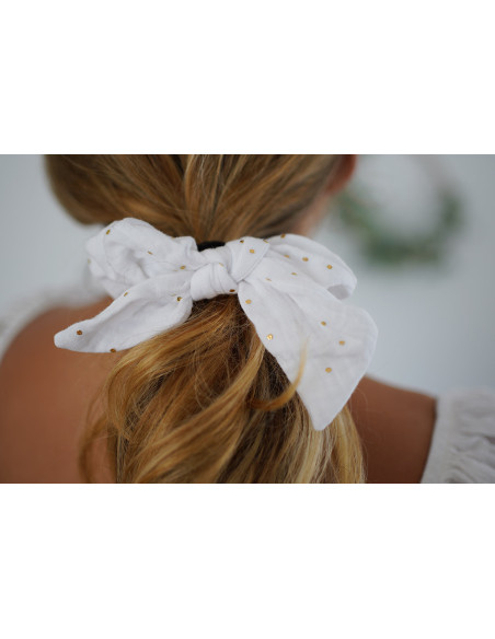 scrunchie bow Ivy White with gold polka dots