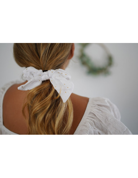 scrunchie bow Ivy White with gold polka dots