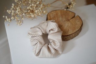Tamara scrunchie with Beige and White Houndstooth Print