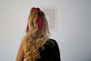 scrunchie Garnet Red Lina Ribbon with gold polka dots 2