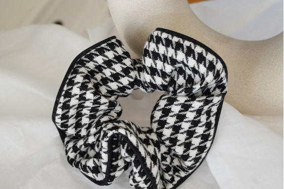 Béthanie Black and White Houndstooth Print Scrunchie