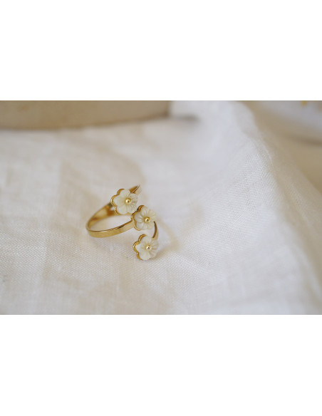 Bague Théonie Dorée Trois Fleurs Blanches