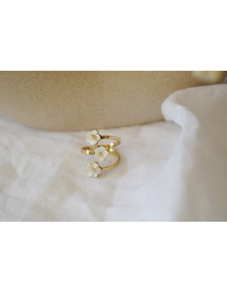 Bague Théonie Dorée Trois Fleurs Blanches