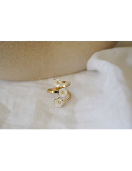 Bague Théonie Dorée Trois Fleurs Blanches