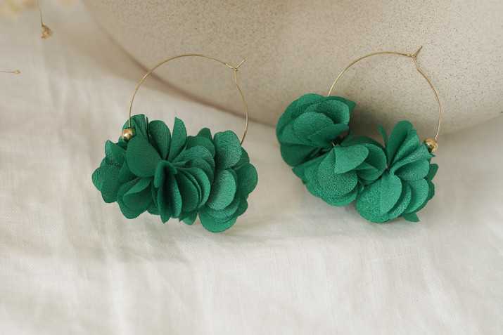 Boucles d'Oreilles Yara Créoles Fleuries Vert Émeraude