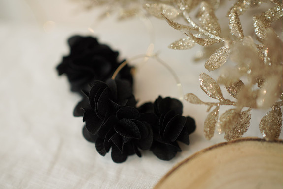 Boucles d'Oreilles Yara Créoles Fleuries Noir