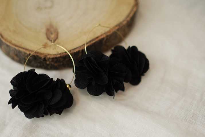 Boucles d'Oreilles Yara Créoles Fleuries Noir
