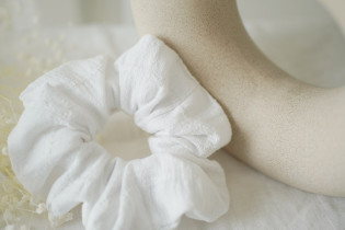 Chouchou Thalie Gaze de Coton Carreaux Brodés Blancs