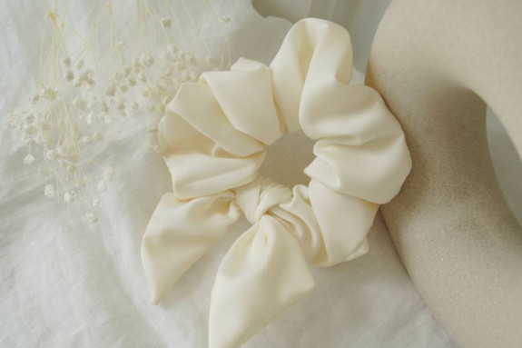scrunchie bow Bridle Satin Ecru