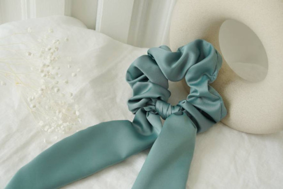 Chouchou Ruban Witness Satin Vert Sauge