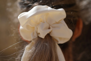 scrunchie Ribbon Witness Satin Ecru 2