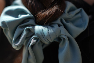 scrunchie Ruban Witness Satin Vert Sauge 2