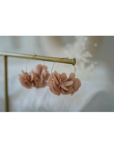 Boucles d'Oreilles Yara Créoles Fleuries Beige Rosé