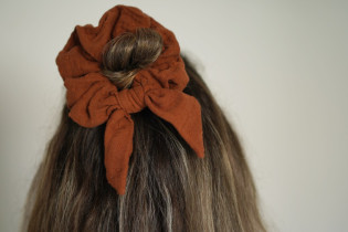 scrunchie bow Hélène Plumetis Hazelnut 2