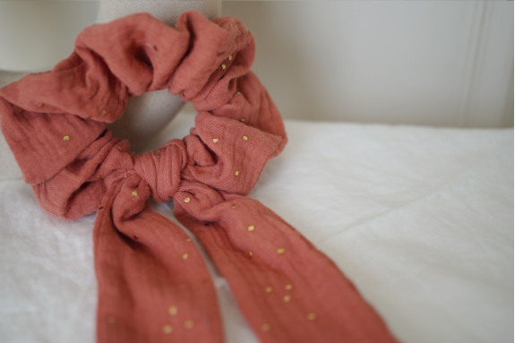 Chouchou Ruban Lina Rose Marsala à pois dorés