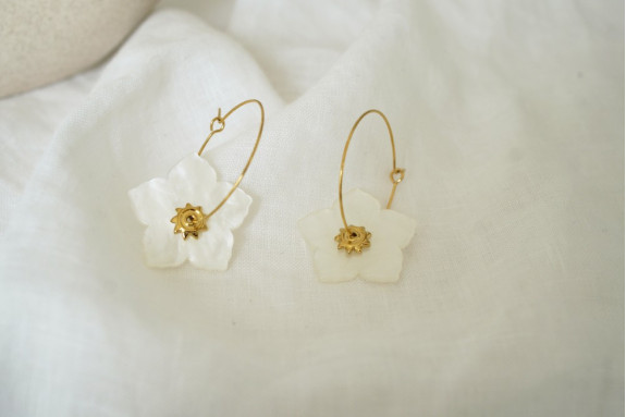 Boucles d'oreilles Nola Créole Dorée et Fleur Nacrée