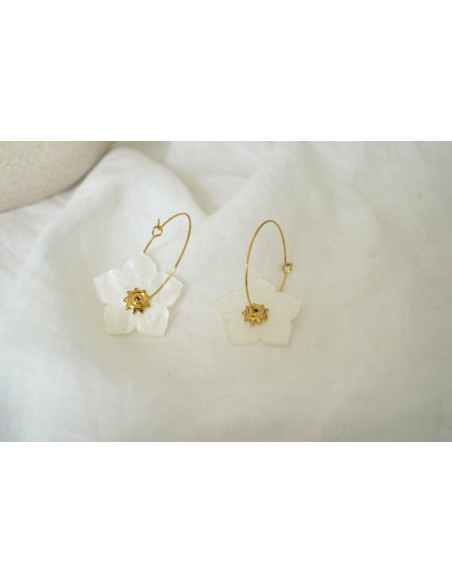 Boucles d'oreilles Nola Créole Dorée et Fleur Nacrée
