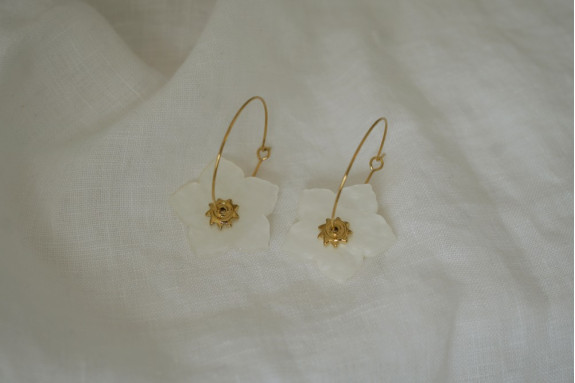 Boucles d'oreilles Nola Créole Dorée et Fleur Nacrée