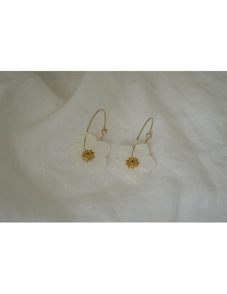 Boucles d'oreilles Nola Créole Dorée et Fleur Nacrée