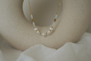 Nahia Maille Fine necklace with golden, pearly and nude pink beads 2