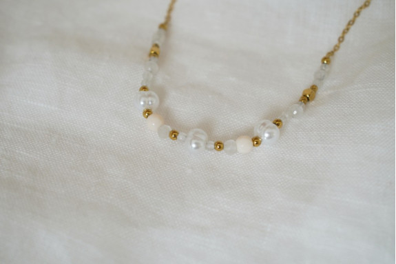 Collier Nahia Maille Fine perles dorées, nacrées et rose nude