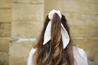 Chouchou Ruban Lina Écru à pois dorés 2