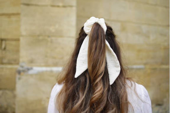 Chouchou Ruban Lina Écru à pois dorés