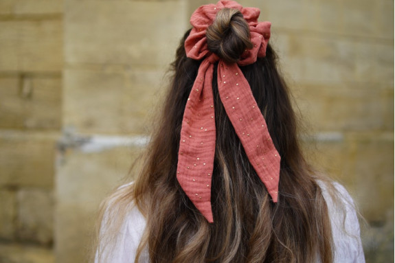 Chouchou Ruban Lina Rose Marsala à pois dorés