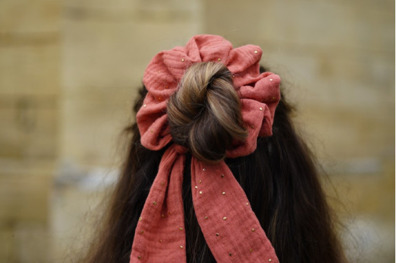 Chouchou Ruban Lina Rose Marsala à pois dorés