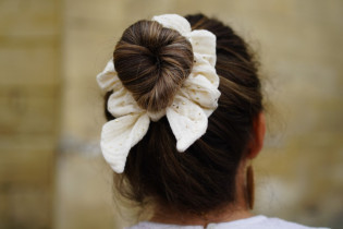 scrunchie bow Ivy Ecru with Gold Polka Dots 2