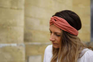 headband Lina Rose Marsala with gold polka dots 2
