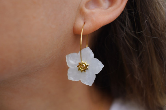 Boucles d'oreilles Nola Créole Dorée et Fleur Nacrée