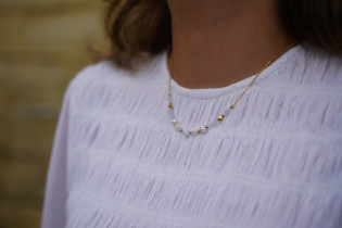 Nahia Maille Fine necklace with golden, pearly and nude pink beads