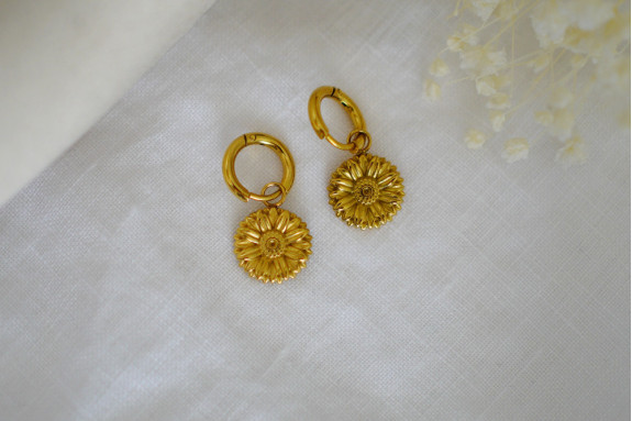 Boucles d’oreilles Augustine dorées motif marguerite | Bijou floral