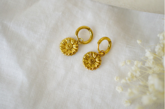 Boucles d’oreilles Augustine dorées motif marguerite | Bijou floral