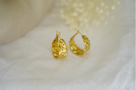 Laurette golden hoop earrings with hammered effect