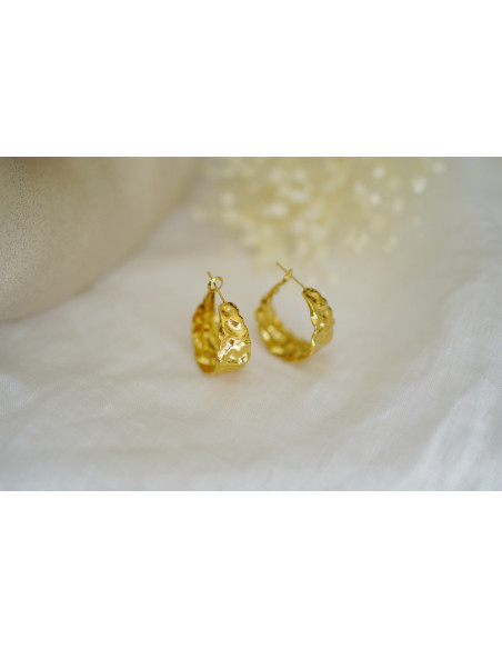 Laurette golden hoop earrings with hammered effect