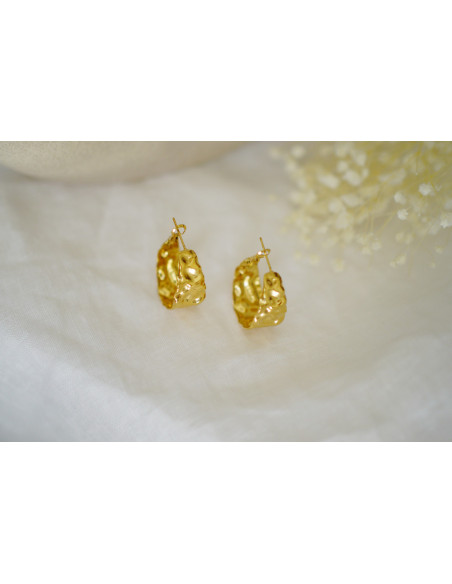 Laurette golden hoop earrings with hammered effect