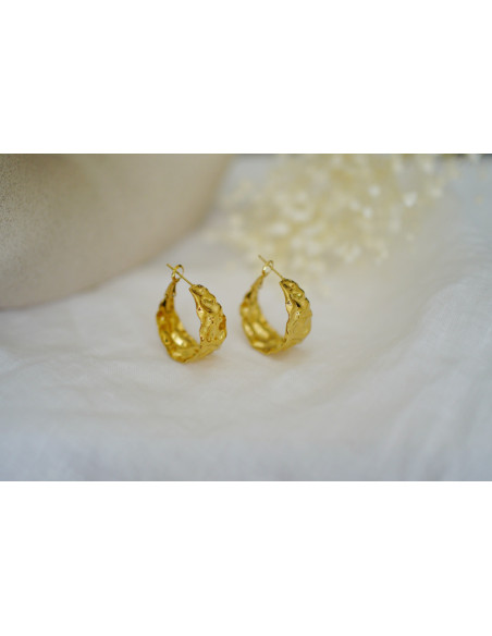 Laurette golden hoop earrings with hammered effect