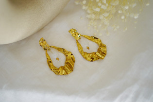 Golden dangling Beryl earrings with white pearl