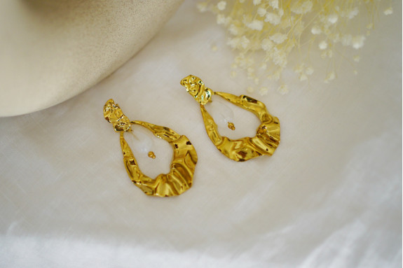 Golden dangling Beryl earrings with white pearl